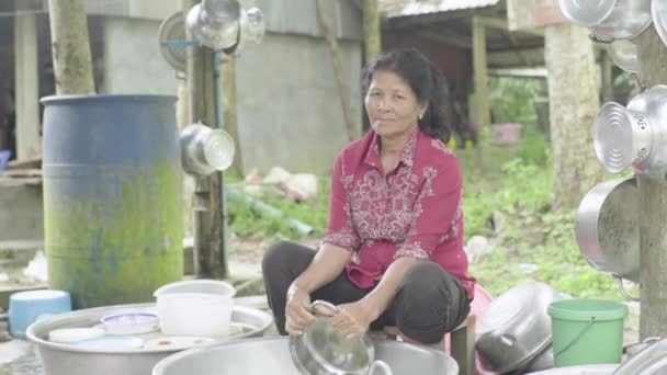 Seorang wanita mencuci piring. Fyoukville, Kamboja, Asia.. — Stok Video