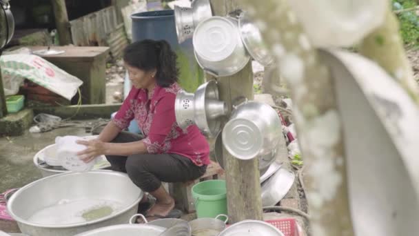 Uma mulher lava pratos. Sihanoukville, Camboja, Ásia . — Vídeo de Stock