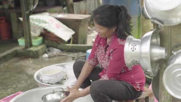 Eine Frau spült Geschirr. Sihanoukville, Kambodscha, Asien. — Stockvideo