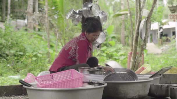Una mujer lava platos. Sihanoukville, Camboya, Asia . — Vídeos de Stock