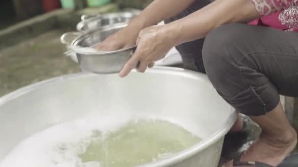 Uma mulher lava pratos. Sihanoukville, Camboja, Ásia . — Vídeo de Stock