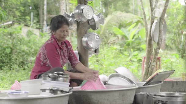 Egy nő elmosogat. Sihanoukville, Kambodzsa, Ázsia. — Stock videók