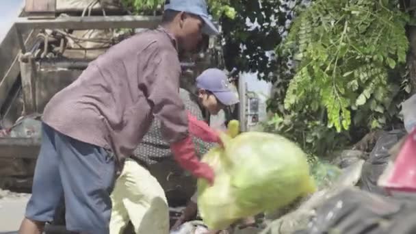 Συλλογή σκουπιδιών στο δρόμο της Sihanoukville. Καμπότζη. Ασία — Αρχείο Βίντεο