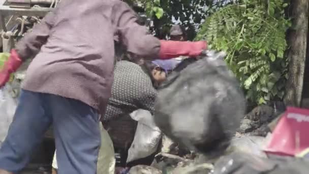 Sophämtning på gatan i Sihanoukville. Kambodja. Asien — Stockvideo