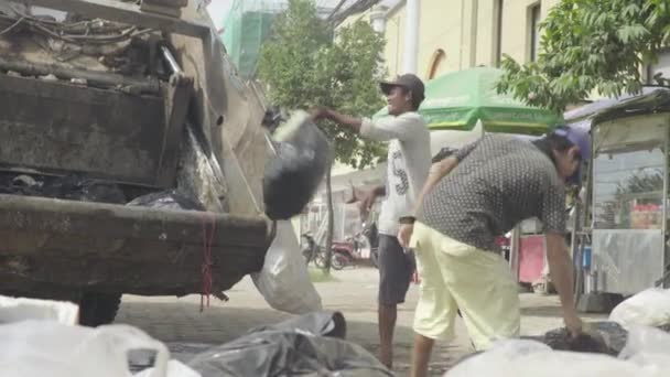 Sihanoukville caddesinde çöp toplama. Kamboçya. Asya — Stok video