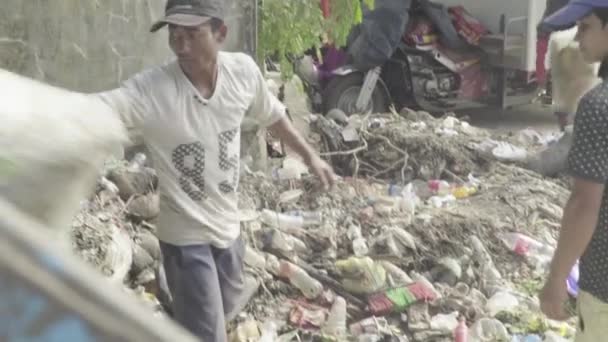 Sihanoukville caddesinde çöp toplama. Kamboçya. Asya — Stok video