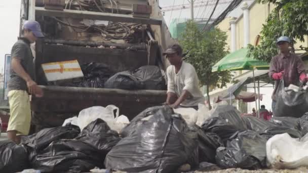 Сбор мусора на улице Сиануквиль. Камбоджа. Азия — стоковое видео