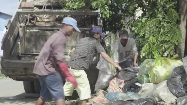 Raccolta della spazzatura sulla strada di Sihanoukville. Cambogia. Asia — Video Stock