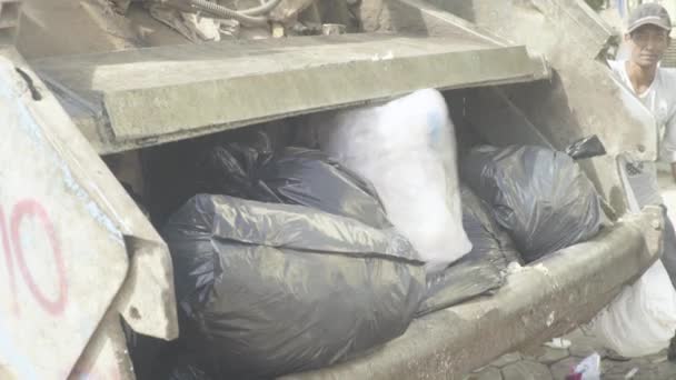 Recogida de basura en la calle de Sihanoukville. Camboya. Países Bajos — Vídeos de Stock