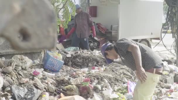 Sbírka odpadků na ulici Sihanoukville. Kambodža. Asie — Stock video