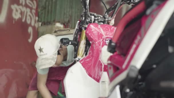 The guy washes his motorcycle. Phnom Penh, Cambodia, Asia — Stock Video