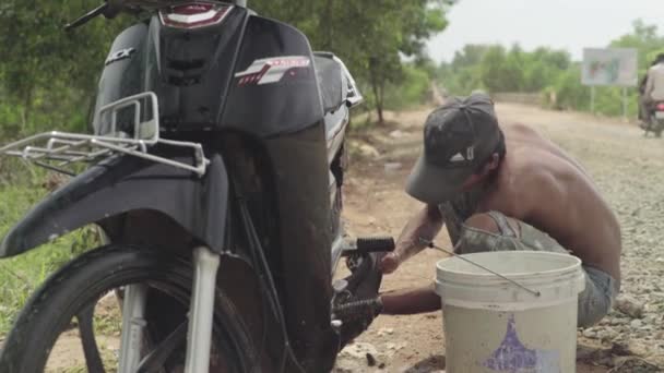 Ten chlap si myje motorku. Phnom Penh, Kambodža, Asie — Stock video