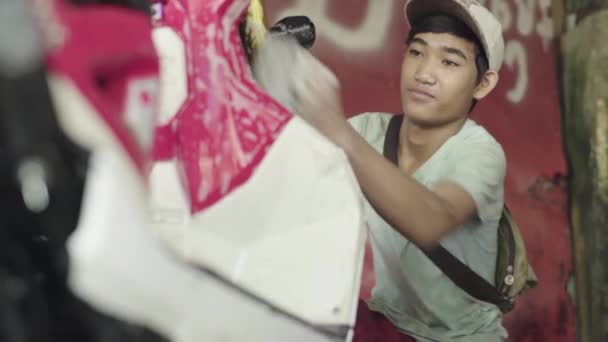 The guy washes his motorcycle. Phnom Penh, Cambodia, Asia — Stock Video