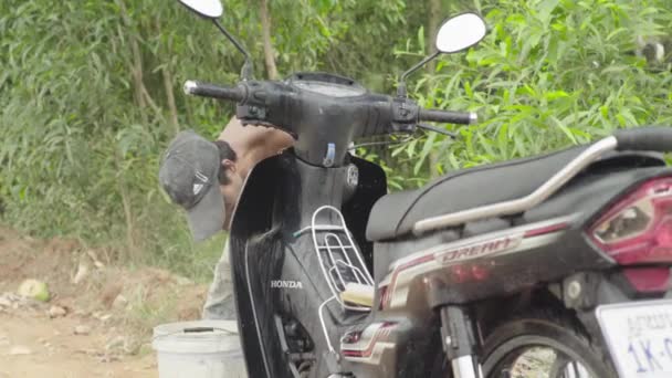 Adam motosikletini yıkıyor. Phnom Penh, Kamboçya, Asya — Stok video