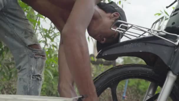 Хлопець миє свій мотоцикл. Пномпень (Камбоджа, Азія) — стокове відео
