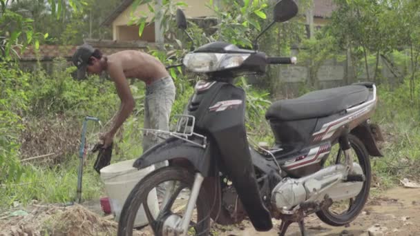 Ten chlap si myje motorku. Phnom Penh, Kambodža, Asie — Stock video