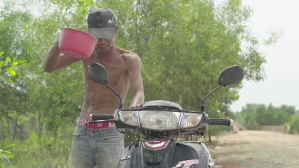 El tipo lava su motocicleta. Phnom Penh, Camboya, Asia — Vídeos de Stock