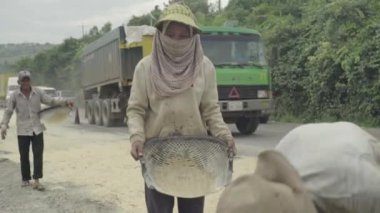 Otoyol kenarında yol işçileri var. Sihanoukville, Kamboçya, Asya.