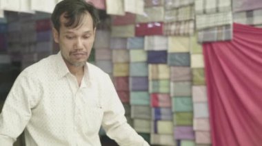Erkek bir terzi kumaşla çalışır. Phnom Penh, Kamboçya, Asya