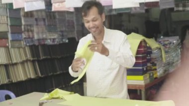 Erkek bir terzi kumaşla çalışır. Phnom Penh, Kamboçya, Asya