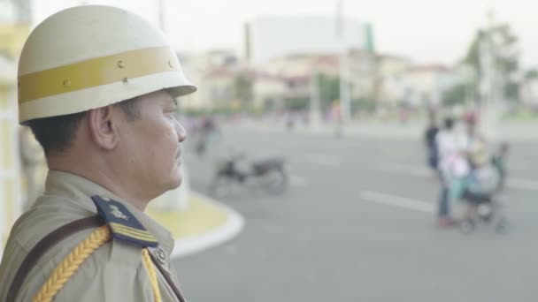 Ένας άνδρας αστυνομικός στην Πνομ Πενχ, Καμπότζη, Ασία — Αρχείο Βίντεο