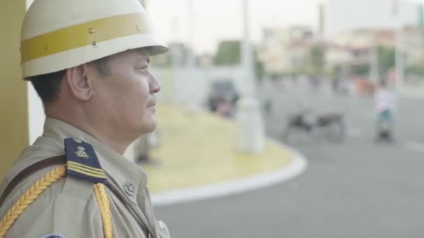 아시아, 캄보디아, 프놈펜의한 남자 경찰관 — 비디오