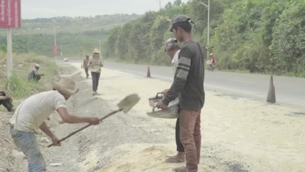 Robotnicy drogowi przy autostradzie. Sihanoukville, Kambodża, Azja. — Wideo stockowe