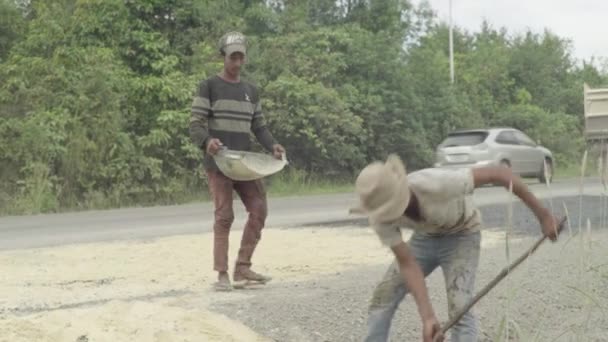Дорожные рабочие возле шоссе. Шануквиль, Камбодия, Азия . — стоковое видео
