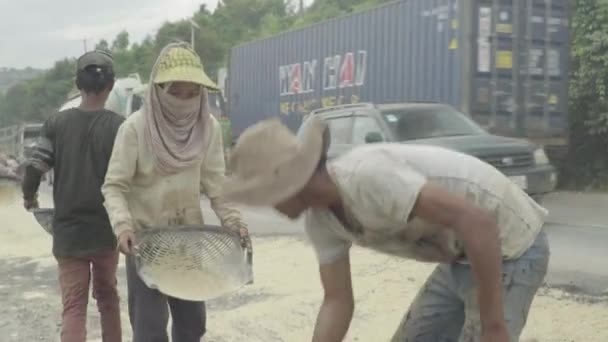 Дорожные рабочие возле шоссе. Шануквиль, Камбодия, Азия . — стоковое видео