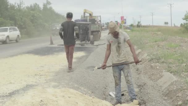 Silniční dělníci poblíž dálnice. Sihanoukville, Kambodža, Asie. — Stock video