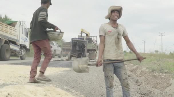 Trabajadores de la carretera cerca de la carretera. Sihanoukville, Camboya, Asia . — Vídeo de stock