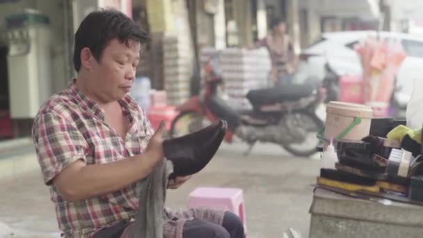 Limpiador de zapatos de calle en Phnom penh, Camboya, Asia — Vídeo de stock