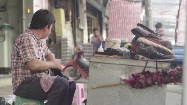 Limpiador de zapatos de calle en Phnom penh, Camboya, Asia — Vídeos de Stock