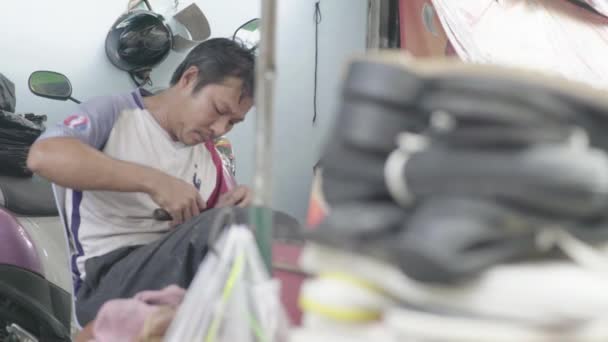 Un homme répare des chaussures dans une rue de Phnom Penh, Cambodge, Asie — Video