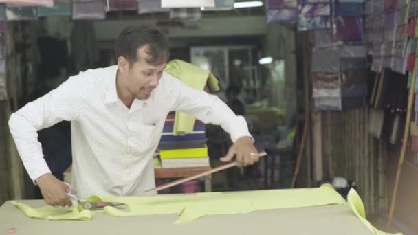 Mužský krejčí pracuje s látkou. Phnom Penh, Kambodža, Asie — Stock video