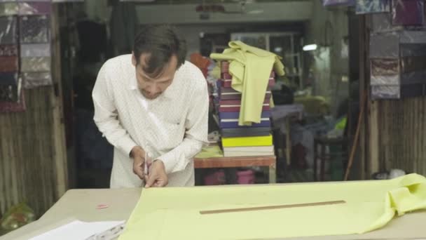 Mężczyzna krawiec pracuje z tkaniną. Phnom Penh, Kambodża, Azja — Wideo stockowe