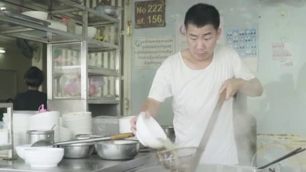 Bir aşçı Phnom Penh, Kamboçya, Asya caddesinde erişte hazırlıyor. — Stok video