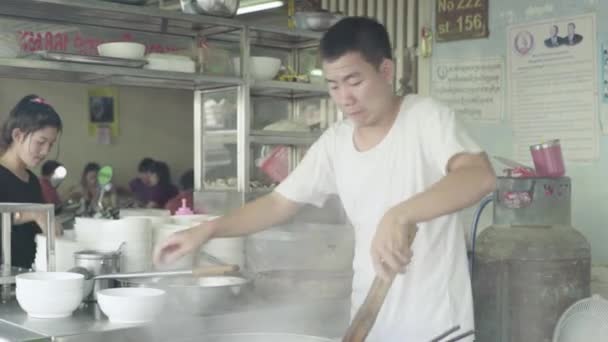 Kucharz przygotowuje makaron na ulicy Phnom Penh, Kambodża, Azja — Wideo stockowe