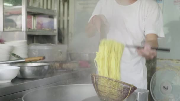 Kuchař připravuje nudle na ulici Phnom Penh, Kambodža, Asie — Stock video