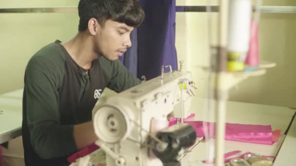 Sastre masculino con máquina de coser. Phnom Penh, Camboya, Asia — Vídeo de stock