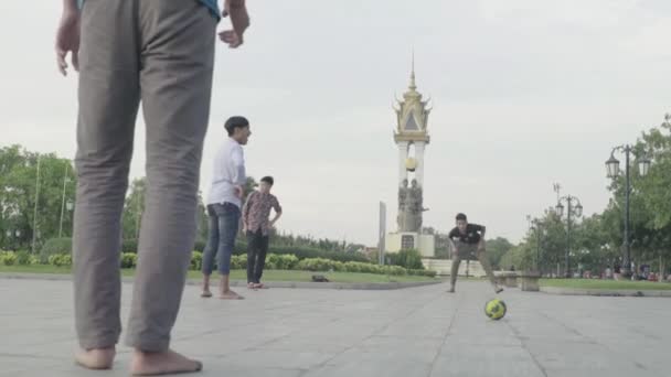 Οι άνθρωποι παίζουν ποδόσφαιρο στο κέντρο της Πνομ Πενχ, Καμπότζη, Ασία — Αρχείο Βίντεο