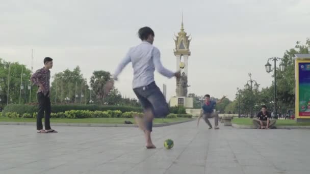 Люди играют в футбол в центре Пномпеня, Камбоджа, Азия — стоковое видео