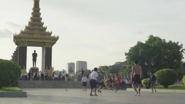 Folk spelar fotboll i centrala Phnom Penh, Kambodja, Asien — Stockvideo