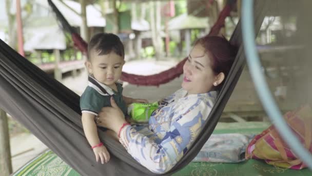 Eine Frau ruht mit ihrem Baby in einer Hängematte. Sihanoukville, Kambodscha, Asien. — Stockvideo