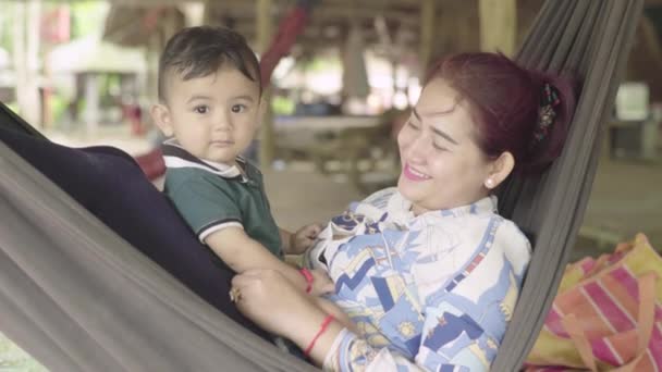 Eine Frau ruht mit ihrem Baby in einer Hängematte. Sihanoukville, Kambodscha, Asien. — Stockvideo