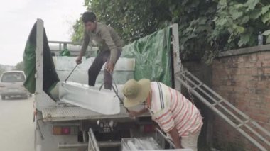 Sihanoukville caddesindeki büyük tabaklara buz yüklüyorlar. Kamboçya. Asya.