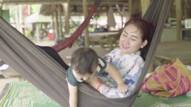 Uma mulher com o seu bebé está a descansar numa rede. Sihanoukville, Camboja, Ásia . — Vídeo de Stock