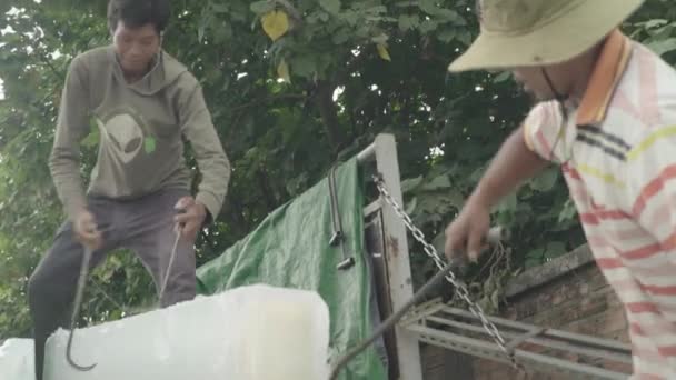 IJs lossen in grote borden op de straat van Sihanoukville. Cambodja. Azië. — Stockvideo