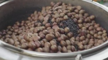 Markette kavrulmuş kestane. Phnom Penh, Kamboçya, Asya