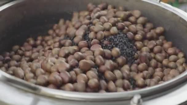 Geröstete Kastanien auf dem Markt. Phnom Penh, Kambodscha, Asien — Stockvideo